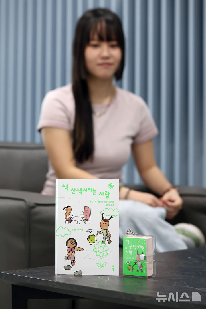 [서울=뉴시스] 박진희 기자 = 쩜(신시연) 작가가 28일 서울 강남구 코엑스에서 인터뷰 하고 있다. 틱톡커이자 유튜버인 작가는 최근 산문집 '책 산책시키는 사람' 출간했다. 2026.06.27. pak7130@newsis.com