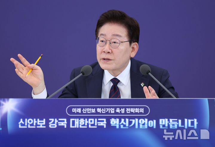 [서울=뉴시스] 최동준 기자 = 이재명 대통령이 26일 청와대에서 열린 미래 신안보 혁신기업 육성 전략회의에서 발언하고 있다. 2026.06.26. photocdj@newsis.com
