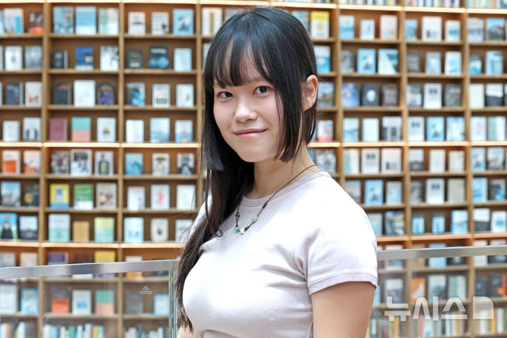 [서울=뉴시스] 박진희 기자 = 쩜(신시연) 작가가 28일 서울 강남구 코엑스에서 인터뷰 하고 있다. 틱톡커이자 유튜버인 작가는 최근 산문집 '책 산책시키는 사람' 출간했다. 2026.06.27. pak7130@newsis.com