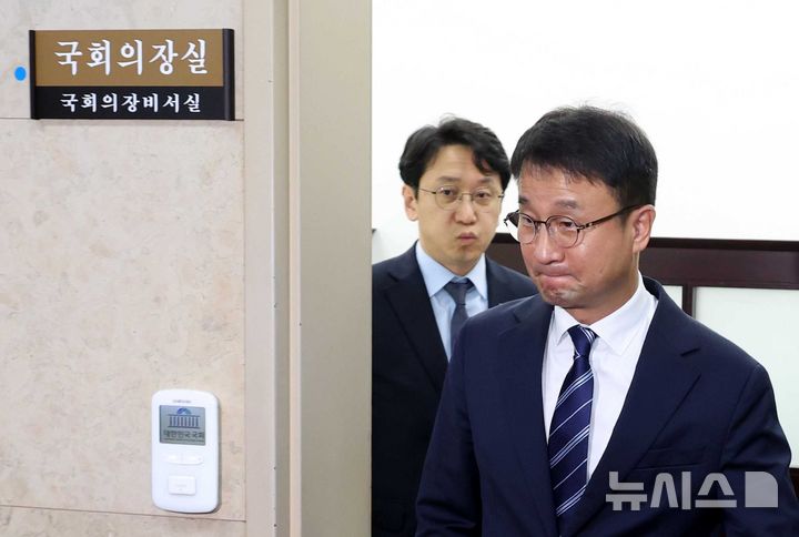 [서울=뉴시스] 조성봉 기자 = 한병도 더불어민주당 대표 직무대행 겸 원내대표와 천준호 원내운영수석부대표가 26일 오후 서울 여의도 국회의장실에서 각 상임위원장 등 원구성 관련 조정식 국회의장 면담을 마치고 굳은 표정으로 나오고 있다. 2026.06.26. suncho21@newsis.com