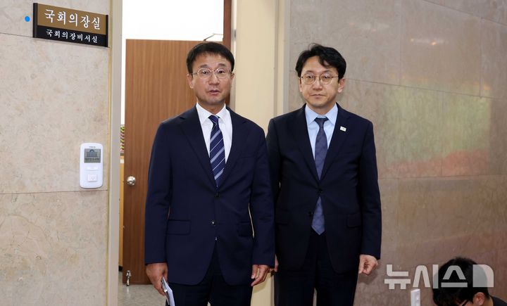 [서울=뉴시스] 조성봉 기자 = 한병도 더불어민주당 대표 직무대행 겸 원내대표가 26일 오후 서울 여의도 국회의장실에서 각 상임위원장 등 원구성 관련 조정식 국회의장 면담을 마치고 취재진의 질문에 답변하고 있다. 오른쪽은 천준호 원내운영수석부대표.2026.06.26. suncho21@newsis.com