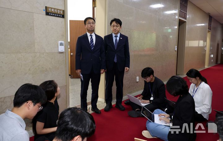 [서울=뉴시스] 조성봉 기자 = 한병도 더불어민주당 대표 직무대행 겸 원내대표가 26일 오후 서울 여의도 국회의장실에서 각 상임위원장 등 원구성 관련 조정식 국회의장 면담을 마치고 취재진의 질문에 답변하고 있다. 오른쪽은 천준호 원내운영수석부대표.2026.06.26. suncho21@newsis.com
