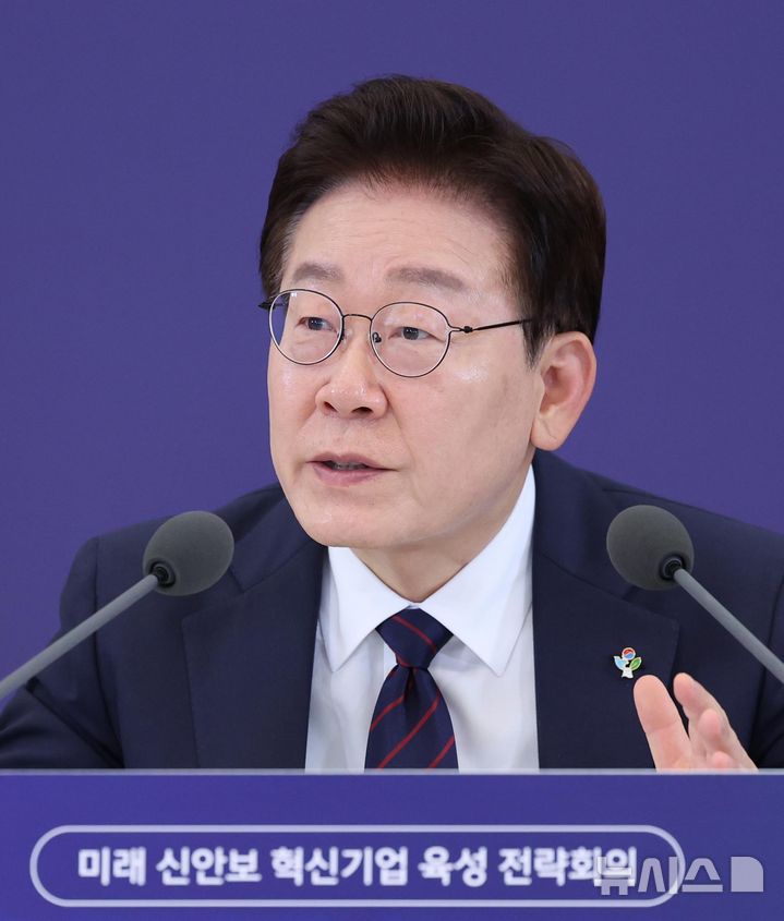 [서울=뉴시스] 최동준 기자 = 이재명 대통령이 26일 청와대에서 열린 미래 신안보 혁신기업 육성 전략회의에서 발언하고 있다. 2026.06.26. photocdj@newsis.com