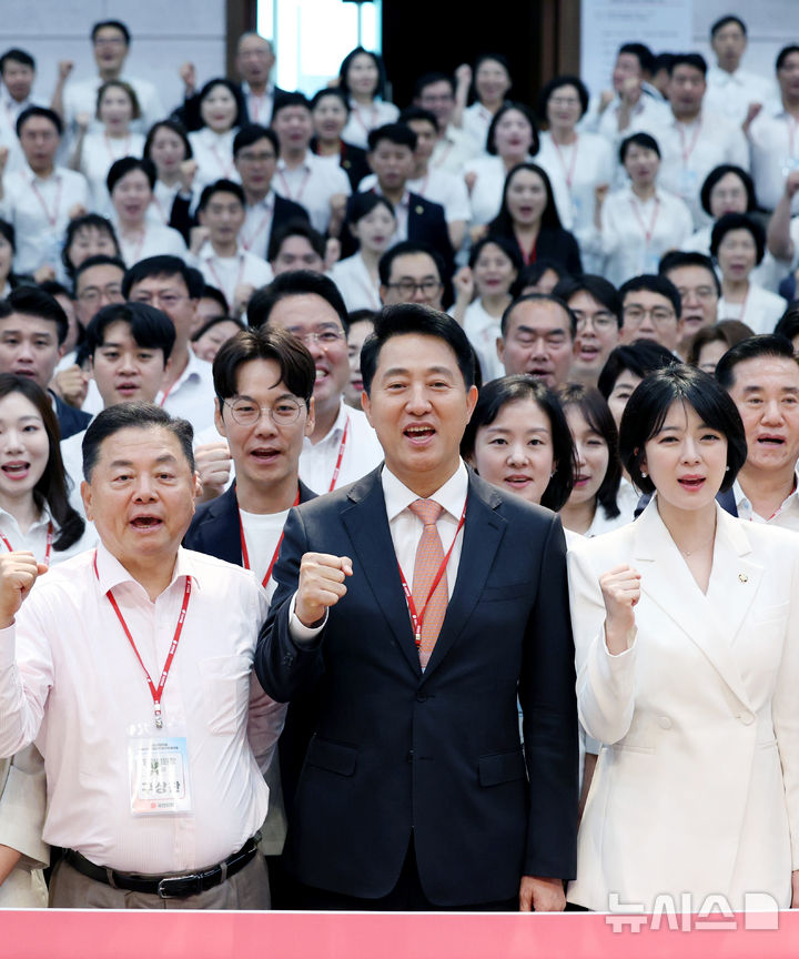 [서울=뉴시스] 김진아 기자 = 오세훈 서울시장이 26일 서울 강남구 SETEC 컨벤션홀에서 열린 '국민의힘 서울시당 지방선거 당선자 워크숍'에서 배현진 서울시당위원장을 비롯한 참석자들과 기념촬영을 하고 있다. 2026.06.26. bluesoda@newsis.com