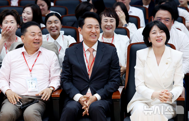 [서울=뉴시스] 김진아 기자 = 오세훈 서울시장이 26일 서울 강남구 SETEC 컨벤션홀에서 열린 '국민의힘 서울시당 지방선거 당선자 워크숍'에서 배현진 서울시당위원장을 비롯한 참석자들과 자리하고 있다. 2026.06.26. bluesoda@newsis.com