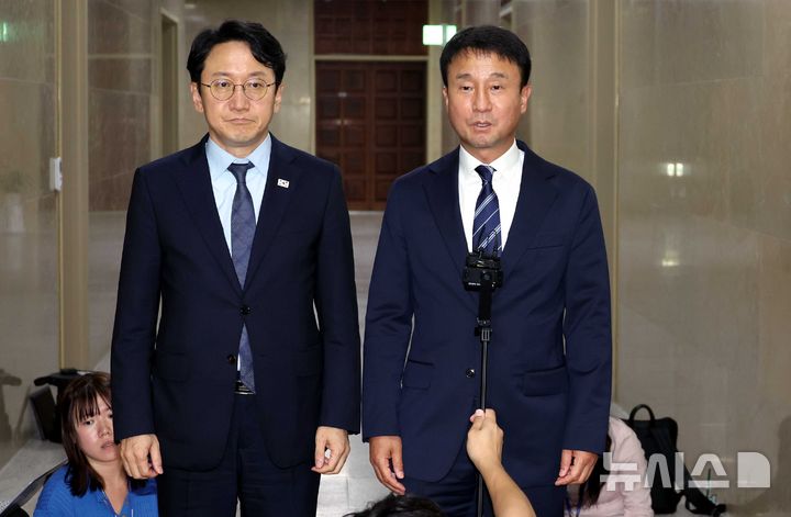 [서울=뉴시스] 조성봉 기자 = 한병도 더불어민주당 대표 직무대행 겸 원내대표가 26일 오후 서울 여의도 국회 운영위원장실에서 각 상임위원장 등 원구성 관련 여야 2+2 회동을 마치고 나와 취재진의 질문에 답변하고 있다. 왼쪽은 천준호 원내운영수석부대표. 2026.06.26. suncho21@newsis.com