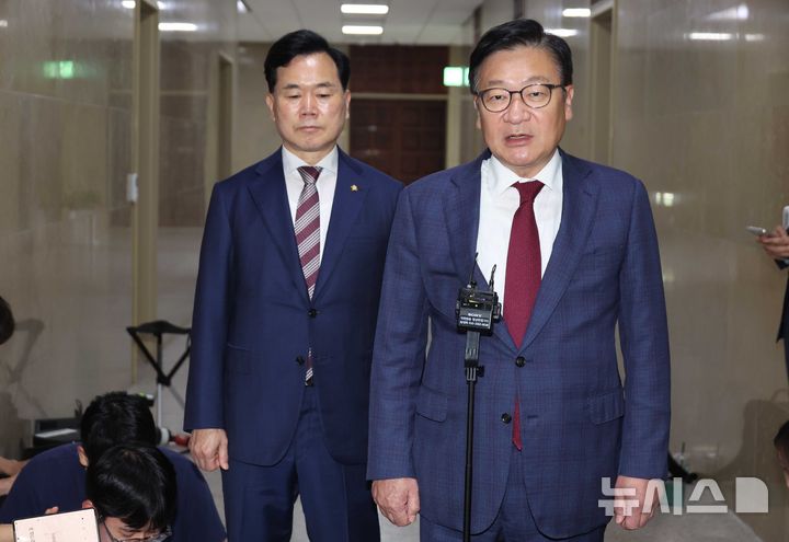 [서울=뉴시스] 조성봉 기자 = 정점식 국민의힘 원내대표가 26일 오후 서울 여의도 국회 운영위원장실에서 각 상임위원장 등 원구성 관련 여야 2+2 회동을 마치고 나와 취재진의 질문에 답변하고 있다. 왼쪽은 김승수 원내운영수석부대표. 2026.06.26. suncho21@newsis.com