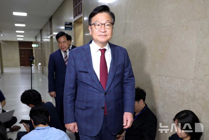 [서울=뉴시스] 조성봉 기자 = 정점식 국민의힘 원내대표가 26일 오후 서울 여의도 국회 운영위원장실에서 각 상임위원장 등 원구성 관련 여야 2+2 회동을 마치고 나오고 있다. 2026.06.26. suncho21@newsis.com
