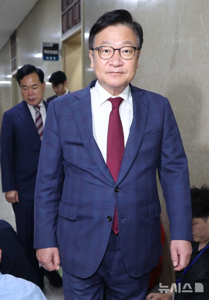 [서울=뉴시스] 조성봉 기자 = 정점식 국민의힘 원내대표가 26일 오후 서울 여의도 국회 운영위원장실에서 각 상임위원장 등 원구성 관련 여야 2+2 회동을 마치고 나오고 있다. 2026.06.26. suncho21@newsis.com