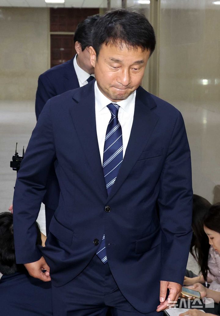 [서울=뉴시스] 조성봉 기자 = 한병도 더불어민주당 대표 직무대행 겸 원내대표가 26일 오후 서울 여의도 국회 운영위원장실에서 각 상임위원장 등 원구성 관련 여야 2+2 회동을 마치고 나오고 있다. 2026.06.26. suncho21@newsis.com