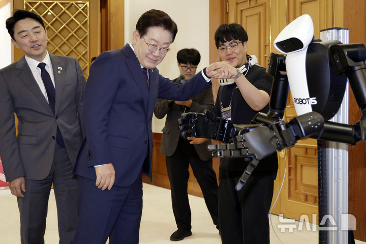 [서울=뉴시스] 최동준 기자 = 이재명 대통령이 26일 청와대에서 열린 미래 신안보 혁신기업 육성 전략회의에서 휴머노이트 로봇 전시품을 살펴보고 있다. 2026.06.26. photocdj@newsis.com
