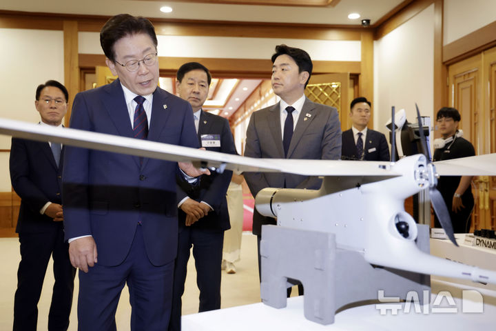 [서울=뉴시스] 최동준 기자 = 이재명 대통령이 26일 청와대에서 열린 미래 신안보 혁신기업 육성 전략회의에서 정찰용 무인항공기 전시품을 살펴보고 있다. 2026.06.26. photocdj@newsis.com