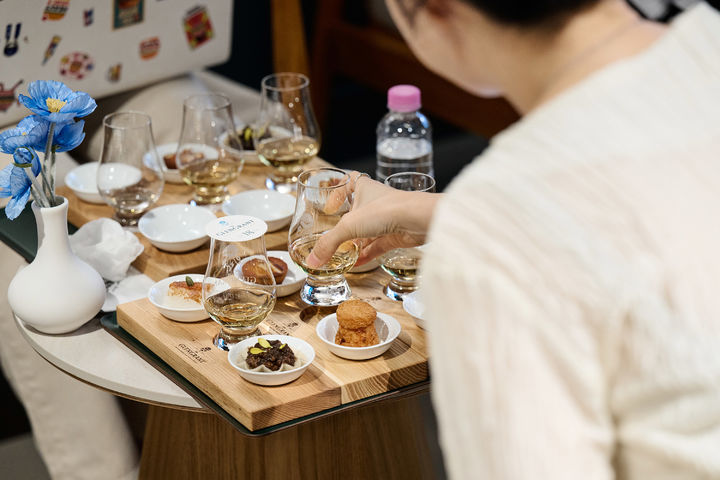 [서울=뉴시스] = 캄파리코리아가 서울 성수에서 운영하는 ‘The Glen Grant Single Malt Scotch Whisky Distilled For Pairing’ 팝업스토어에서는 더 글렌그란트 12년, 15년, 18년에 어울리는 제품별 페어링 메뉴를 선보인다. 팝업에 참여한 페어링 마스터들이 제품의 향과 스타일을 고려해 개발한 메뉴로, 7월 5일까지 만나볼 수 있다. (사진=캄파리코리아 제공) 2026.06.26. photo@newsis.com *재판매 및 DB 금지