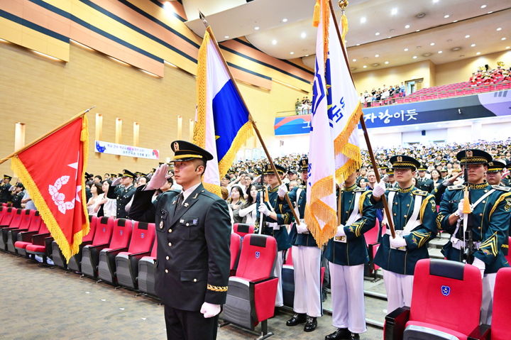 [서울=뉴시스] 김금보 기자 = 26일 충북 괴산군 육군학생군사학교에서 열린 2026년 대한민국 육군 장교 통합임관식에서 신임장교들이 경례를 하고 있다. (사진=육군 제공) 2026.06.26. photo@newsis.com *재판매 및 DB 금지