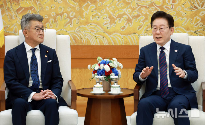 [서울=뉴시스] 최동준 기자 = 이재명 대통령이 26일 청와대에서 다케다 료타 일한의원연맹 회장을 접견하고 있다. (청와대통신사진기자단) 2026.06.26. photocdj@newsis.com