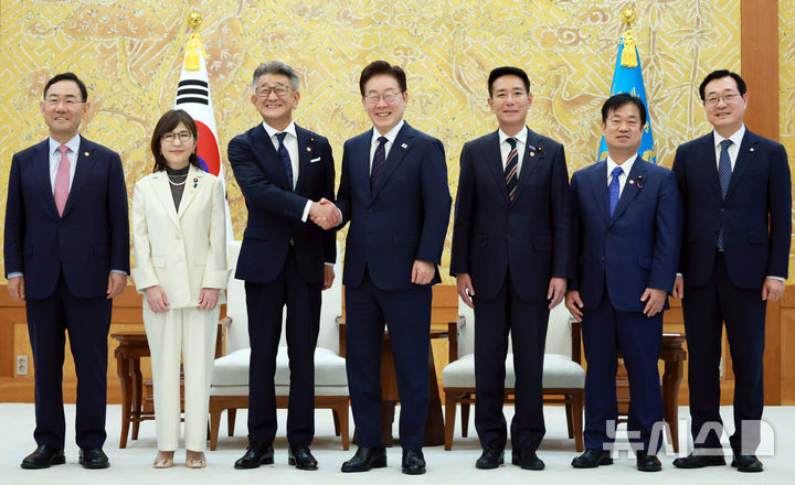 [서울=뉴시스] 최동준 기자 = 이재명 대통령이 26일 청와대에서 다케다 료타(왼쪽 세번째) 일한의원연맹 회장을 접견하며 주호영(왼쪽) 한일의원연맹 회장 등 참석자들과 기념촬영을 하고 있다. (청와대통신사진기자단) 2026.06.26. photocdj@newsis.com