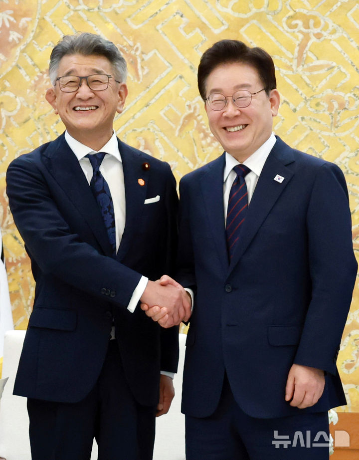 [서울=뉴시스] 최동준 기자 = 이재명 대통령이 26일 청와대에서 다케다 료타 일한의원연맹 회장을 접견하며 기념촬영을 하고 있다. (청와대통신사진기자단) 2026.06.26. photocdj@newsis.com