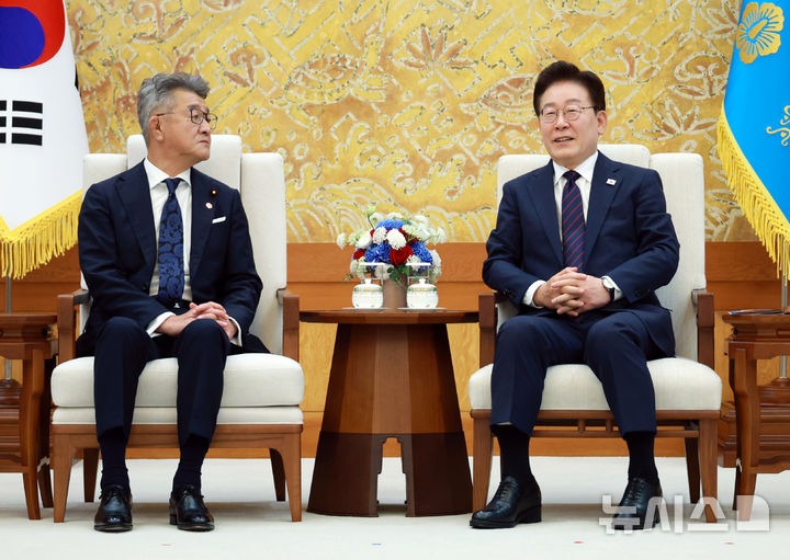 [서울=뉴시스] 최동준 기자 = 이재명 대통령이 26일 청와대에서 다케다 료타 일한의원연맹 회장을 접견하고 있다. (청와대통신사진기자단) 2026.06.26. photocdj@newsis.com