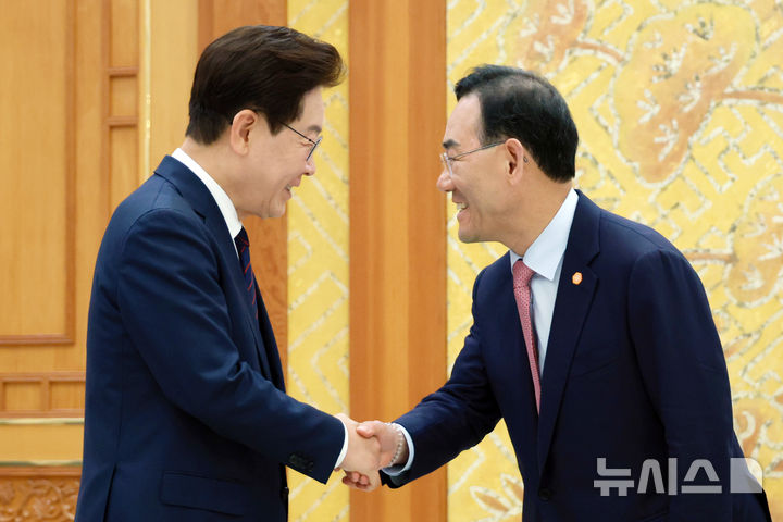 [서울=뉴시스] 최동준 기자 = 이재명 대통령이 지난 6월26일 청와대에서 다케다 료타 일한의원연맹 회장 접견에 앞서 주호영 한일의원연맹 회장과 악수하고 있다. (청와대통신사진기자단) 2026.06.26. photocdj@newsis.com