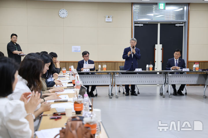 [광주=뉴시스] 민형배 전남광주특별시장 당선인이 골목상권 활성화를 위해 관련기관 등과 간담회를 하고 있다. (사진=전남광주대전환기획위원회 제공). photo@newsis.com *재판매 및 DB 금지
