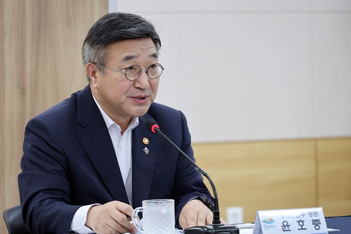 [서울=뉴시스] 김금보 기자 = 윤호중 행정안전부 장관이 26일 오후 전남 여수엑스포 컨벤션센터에서 2026 여수세계섬박람회 준비상황 점검 회의를 주재하고 있다. (사진=행정안전부 제공) 2026.06.26. photo@newsis.com *재판매 및 DB 금지