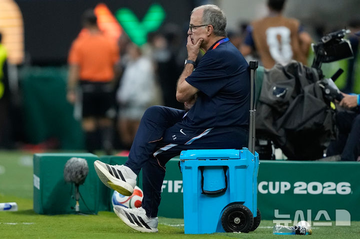 [사포판=AP/뉴시스] 우루과이 축구 대표팀의 마르셀로 비엘사 감독. 2026.06.27