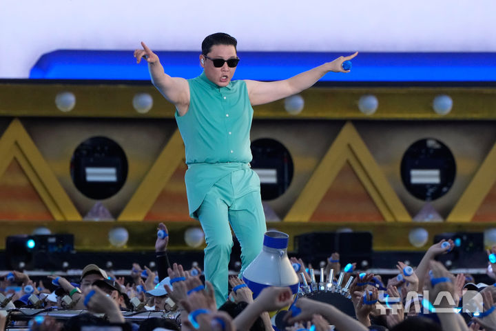 [의정부=AP/뉴시스] 가수 싸이(PSY)가 27일 오후 경기 의정부 의정부종합운동장에서 '싸이흠뻑쇼 서머스웨그 2026(SUMMERSWAG2026)' 포문을 열고 있다. '싸이흠뻑쇼2026'은 이날 의정부 공연을 시작으로 대구, 인천, 서울대공원, 원주, 수원, 광주, 부산, 대전까지 총 9개 도시에서 14회 공연한다. 2026.06.27.