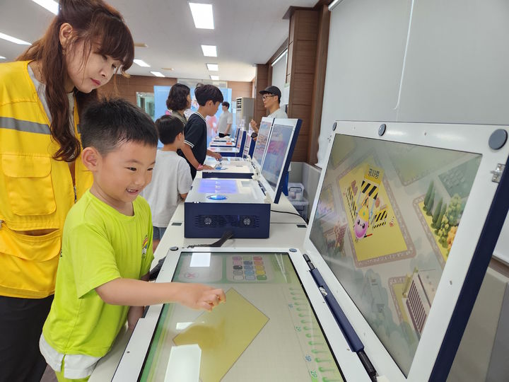 [부산=뉴시스] 국립부산과학관의 나눔 사업 '찾아가는 작은 과학관'에서 한 어린이가 이동형 전시품을 체험하고 있다. (사진=국립부산과학관 제공) 2026.06.28. photo@newsis.com *재판매 및 DB 금지