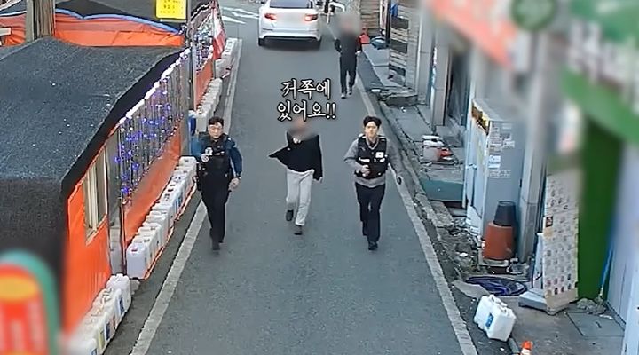 [서울=뉴시스] 지난 3월 26일 대전 동구에서 두 남성이 돈 봉투를 주고받는 사건이 발생했다. 거래 현장을 목격한 한 시민이 즉각 경찰에 신고했고, 봉투를 받은 후 자리를 떠난 남성의 행적을 쫓았다. (사진=경찰청 공식 유튜브 채널)