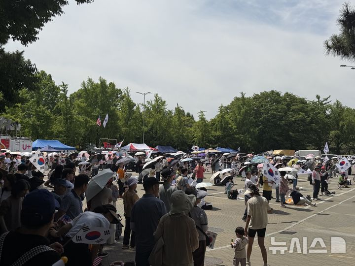 [서울=뉴시스]이다솜 기자=27일 서울 송파구 올림픽공원 핸드볼경기장을 둘러싼 개표소 봉쇄 시위가 23일째 이어지고 있다. 이날 오전 11시께 핸드볼경기장 1-3 게이트 앞에 시위 참가자가 몰려있는 모습. 2026.06.27 citizen@newsis.com