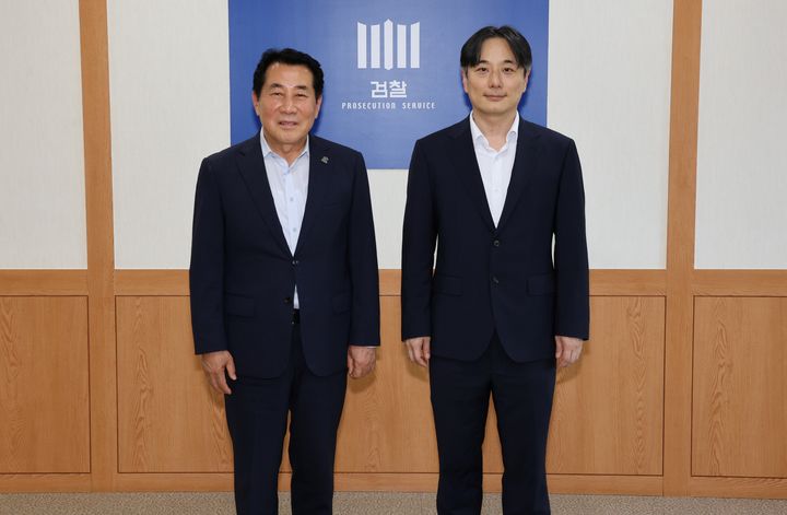 [양산=뉴시스] 나동연 시장이 이준범 울산지방검찰청 검사장과 환담 후 기념촬영을 하고 있다. (사진= 양산시 제공) 2026.06.27. photo@newsis.com *재판매 및 DB 금지