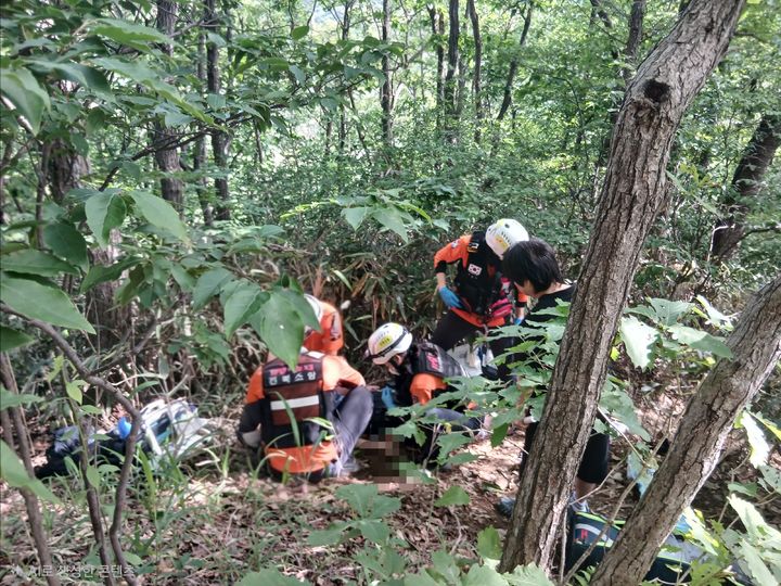 [완주=뉴시스] 27일 오전 7시34분께 전북 완주군 운장산의 한 등산로에서 등산객이 길 위에 엎드린 채 쓰러져있다는 신고가 접수돼 소방대원들이 응급조치를 취하고 있다. (사진=전북도소방본부 제공) 2026.06.27. photo@newsis.com *재판매 및 DB 금지
