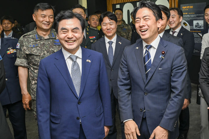[서울=뉴시스] 27일 안규백 국방부장관과 고이즈미 신지로 일본 방위상이 공군 블랙이글스 부대를 방문하고 있다.(국방부 제공)&nbsp; *재판매 및 DB 금지