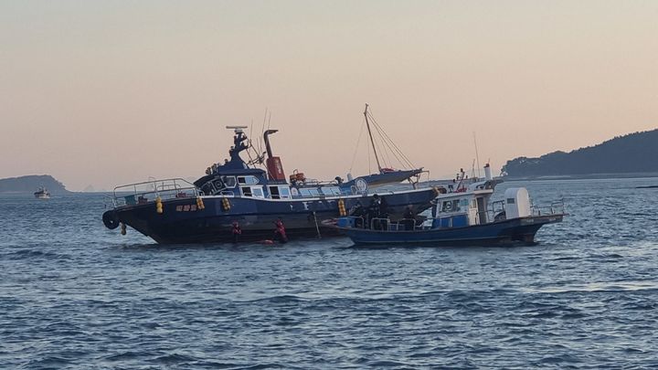 [태안=뉴시스] 27일 오후 6시48분께 충남 태안 안면대교 북서쪽 약 2.8㎞ 해상에서 승선원 18명이 탄 7.9t급 낚시어선이 해저에 닿아 옴짝달싹 못하는 사고가 일어나 현장에 도움을 주러 온 민간어선이 인명 구조에 나서고 있다. (사진=태안해양경찰서 제공) 2026.06.27 .photo@newsis.com *재판매 및 DB 금지
