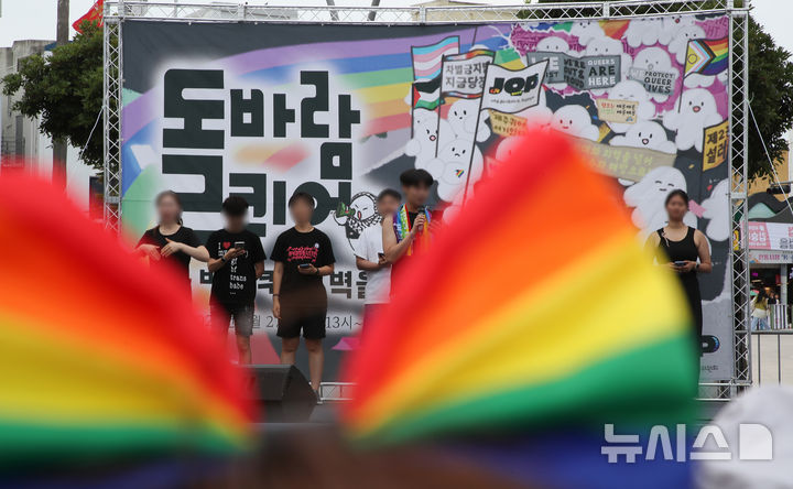 [제주=뉴시스] 우장호 기자 = 27일 오후 제주시 일도1동 동문로터리 일대에서 성 소수자 축제인 제7회 제주퀴어프라이드가 경찰의 경비 속에서 진행되고 있다. 2026.06.27. woo1223@newsis.com
