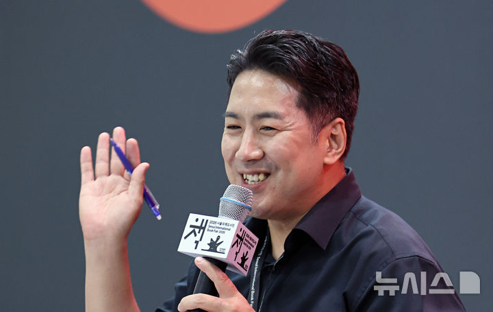 [서울=뉴시스] 김금보 기자 = 장동선 뇌과학자가 27일 서울 강남구 코엑스에서 열린 2026 서울국제도서전에서 '인간과 인공지능은 사랑에 빠질 수 있을까'를 주제로 대담하고 있다. 2026.06.27. kgb@newsis.com