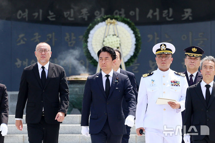 [서울=뉴시스] 조성우 기자 = 고이즈미 신지로 일본 방위상이 27일 서울 동작구 국립서울현충원에서 현충탑에 참배한 뒤 이동하고 있다. 2026.06.27. xconfind@newsis.com