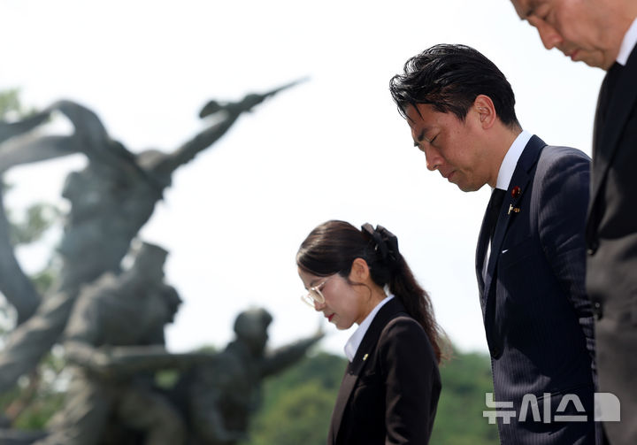 [서울=뉴시스] 조성우 기자 = 고이즈미 신지로 일본 방위상이 27일 서울 동작구 국립서울현충원에서 현충탑에 참배하고 있다. 2026.06.27. xconfind@newsis.com