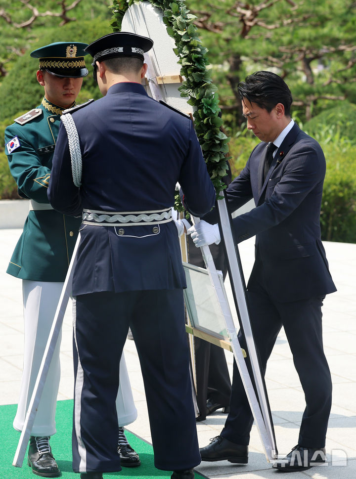 [서울=뉴시스] 조성우 기자 = 고이즈미 신지로 일본 방위상이 27일 서울 동작구 국립서울현충원에서 현충탑에 헌화하고 있다. 2026.06.27. xconfind@newsis.com