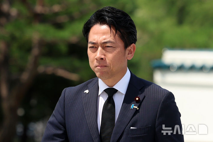 [서울=뉴시스] 조성우 기자 = 고이즈미 신지로 일본 방위상이 27일 서울 동작구 국립서울현충원에서 현충탑에 참배하기 위해 이동하고 있다. 2026.06.27. xconfind@newsis.com