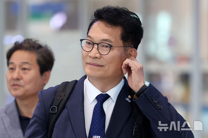[인천공항=뉴시스] 조성우 기자 = 송영길 더불어민주당 의원이 27일 조정식 국회의장 특사 자격으로 미국 방문 일정을 마치고 인천국제공항 제2여객터미널을 통해 귀국하고 있다. 2026.06.27. xconfind@newsis.com