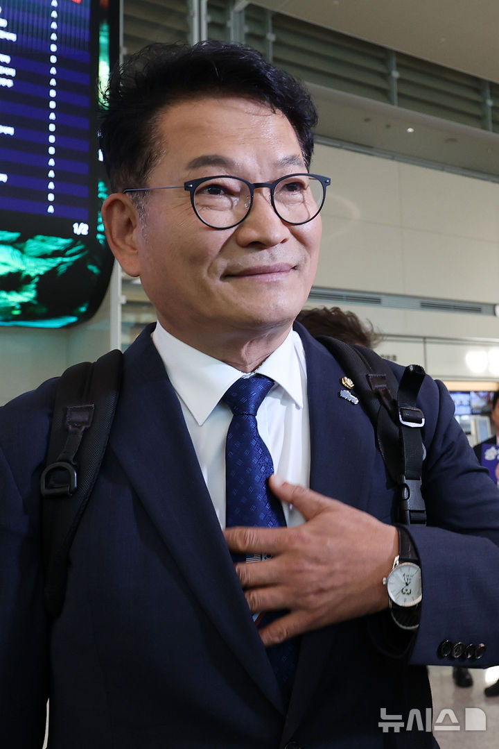 [인천공항=뉴시스] 조성우 기자 = 송영길 더불어민주당 의원이 27일 조정식 국회의장 특사 자격으로 미국 방문 일정을 마치고 인천국제공항 제2여객터미널을 통해 귀국한 가운데 송 의원 손목에 이재명 대통령 시계가 보이고 있다. 2026.06.27. xconfind@newsis.com