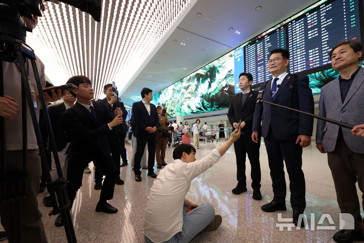 [인천공항=뉴시스] 조성우 기자 = 송영길 더불어민주당 의원이 27일 조정식 국회의장 특사 자격으로 미국 방문 일정을 마치고 인천국제공항 제2여객터미널을 통해 귀국해 취재진 질문에 답하고 있다. 2026.06.27. xconfind@newsis.com