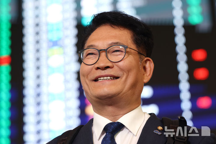 [인천공항=뉴시스] 조성우 기자 = 송영길 더불어민주당 의원이 27일 조정식 국회의장 특사 자격으로 미국 방문 일정을 마치고 인천국제공항 제2여객터미널을 통해 귀국해 취재진 질문에 답하고 있다. 2026.06.27. xconfind@newsis.com