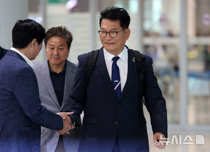 [인천공항=뉴시스] 조성우 기자 = 송영길 더불어민주당 의원이 27일 조정식 국회의장 특사 자격으로 미국 방문 일정을 마치고 인천국제공항 제2여객터미널을 통해 귀국하고 있다. 2026.06.27. xconfind@newsis.com