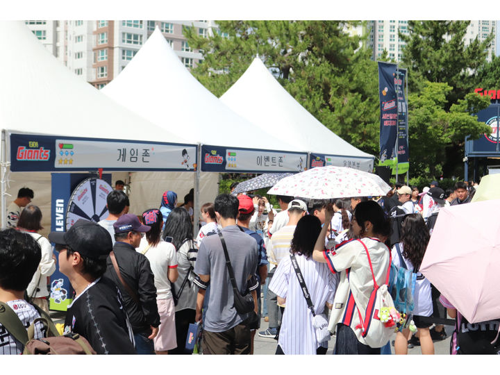 [서울=뉴시스] 코리아세븐이 운영하는 편의점 세븐일레븐이 부산 사직야구장에서 경영주와 임직원이 함께하는 '세븐일레븐 매치데이'를 전날 개최했다고 28일 밝혔다.(사진=세븐일레븐 제공) *재판매 및 DB 금지 *재판매 및 DB 금지