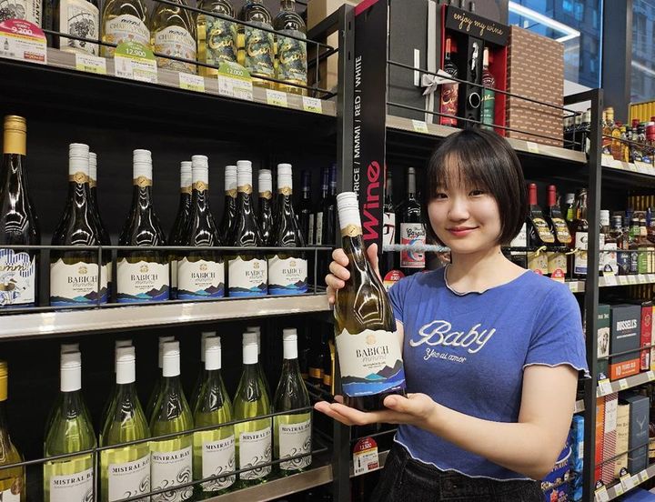 CU가 입문자부터 애호가까지 폭넓은 고객층을 확보하고 있는 와인 브랜드 '음(mmm!)' 시리즈의 18번째 와인 '음 배비치 소비뇽블랑(1만5900원·ALC.12.5%)을 내달 1일 출시한다고 28일 밝혔다. *재판매 및 DB 금지