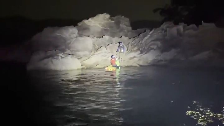 [태안=뉴시스] 태안해경이 28일 오전 1시20분께 충남 태안군 원북면 소분점도에 고립된 40대 낚시객을 구조하고 있다. (사진=태안해양경찰서 제공) 2026.06.28. photo@newsis.com *재판매 및 DB 금지