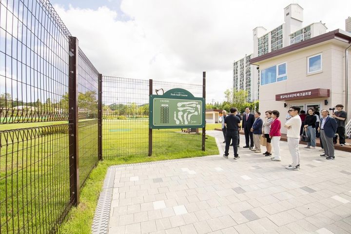 [서울=뉴시스] 김경대 용산구청장직 인수위원회 장교숙소 5단지 파크골프장 방문. (사진=용산구 제공) 2026.06.28. photo@newsis.com *재판매 및 DB 금지