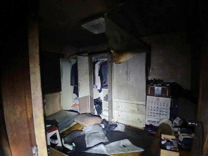 [익산=뉴시스] 28일 오전 3시12분께 전북 익산시 어양동의 한 아파트 3층 호실에서 불이 나 내부 안방이 불에 타있다. (사진=전북도소방본부 제공) 2026.06.28. photo@newsis.com *재판매 및 DB 금지